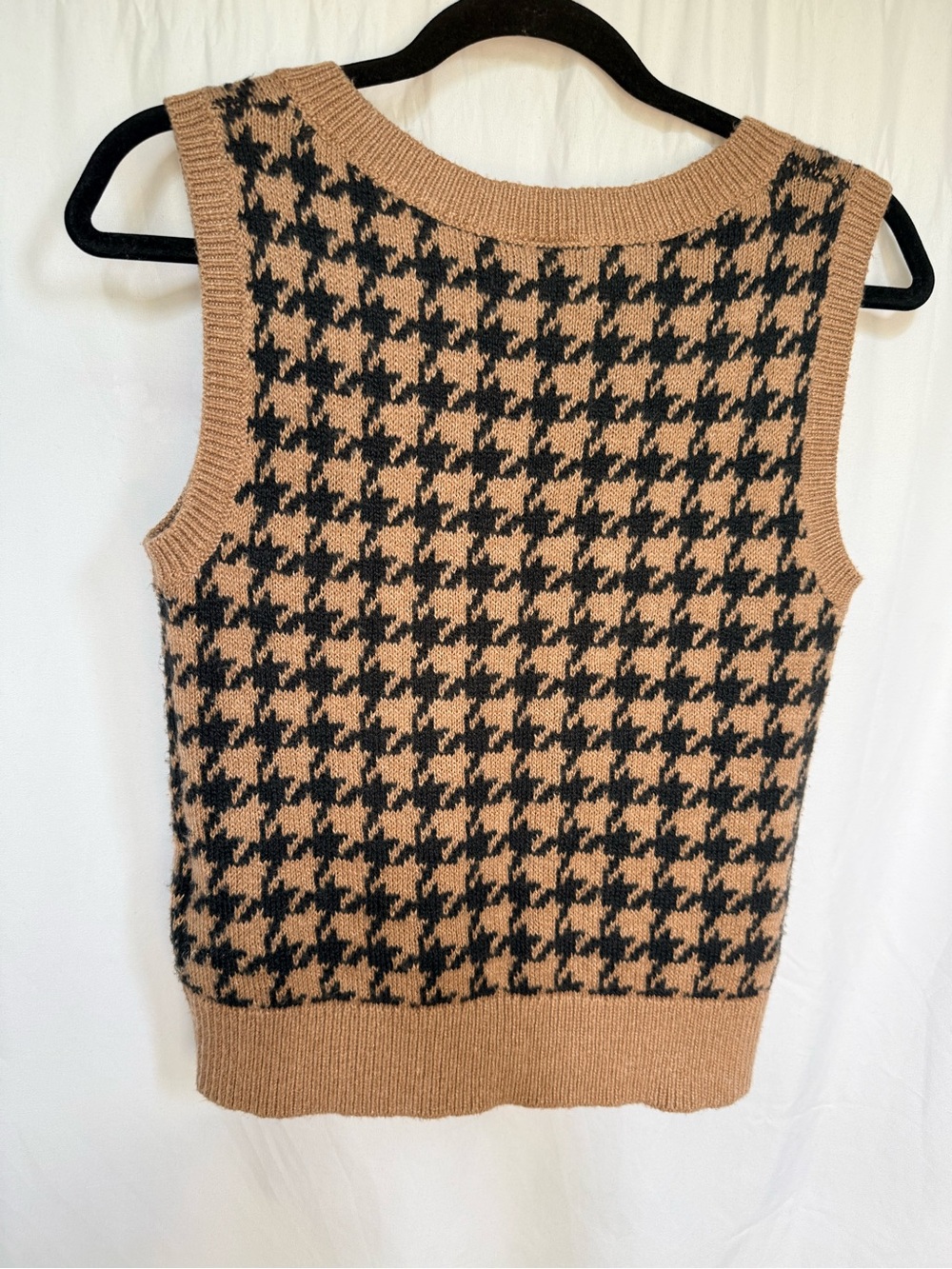 Sleeveless Houndstooth Knit Vest - Camel/Black - Picture 4 of 4